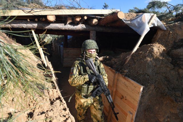 Мобилизованный боец ВС России в окопах на позициях в южном секторе СВО. 03.02.2023