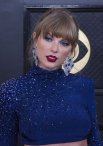 Тейлор Свифт в темно-синем комплекте из укороченного топа и юбки, расшитые серебряными блестками.
