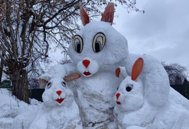 Сергей Марценко подарил детям и взрослым трех снежных зайчиков.