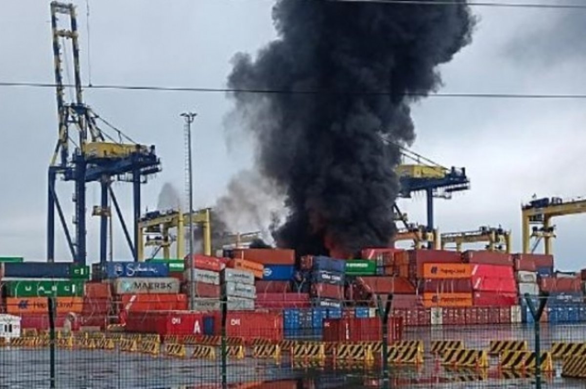 В порту Искендерун в Турции начался пожар после землетрясения