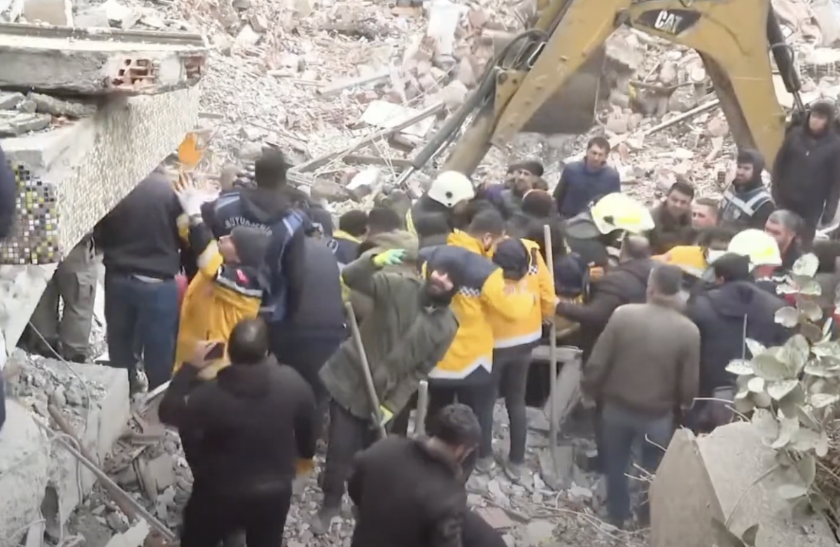 Число жертв землетрясения в Турции превысило 1600, в Сирии - 1000 человек