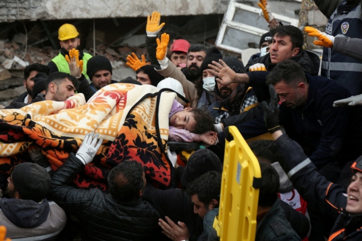Число погибших при землетрясении в Турции превысило 1,5 тыс. человек