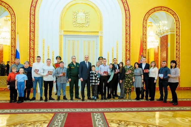 Пятерых оренбуржцев наградили за проявленные в СВО героизм и мужество.