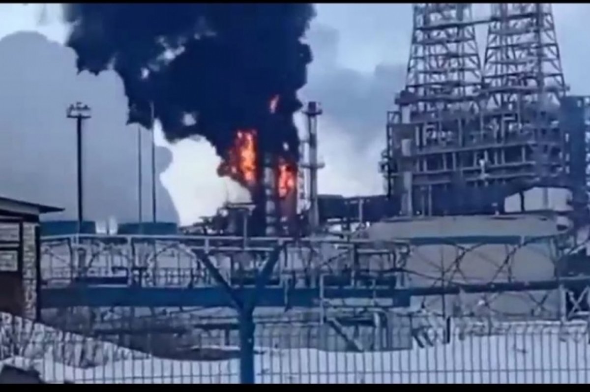 Пожар тушат на нефтеперерабатывающем заводе в Нижегородской области