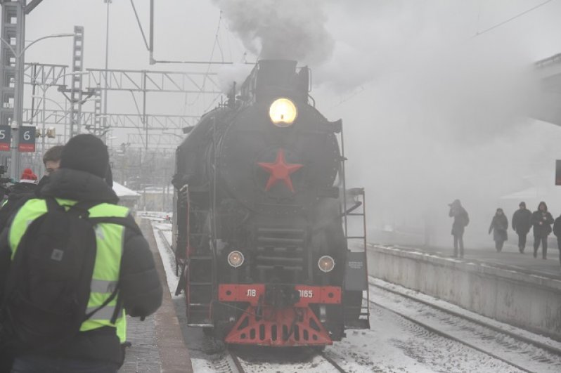 Как образец первых советских грузовых паровозов послевоенной постройки к перрону вокзала прибыл паровоз ЛВ-0165.