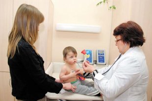 В этом году на осмотр смогло записаться около сотни маленьких пациентов.