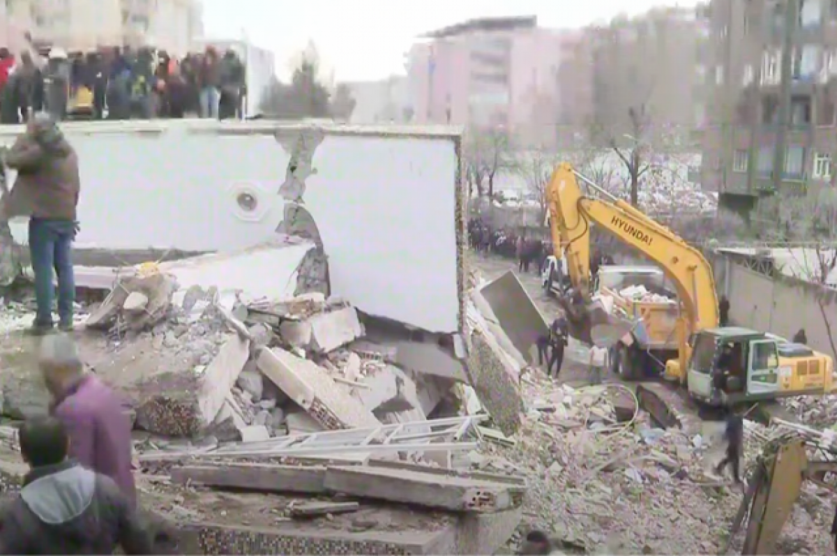 В Турции из-под завалов вытащили невредимую пятилетнюю девочку