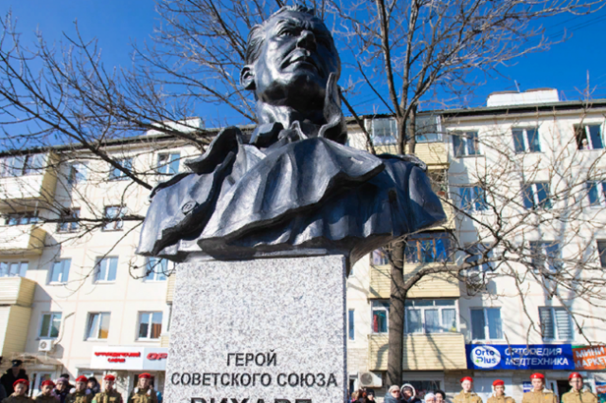 Жительница Владивостока пойдет под суд за осквернение памятника Зорге