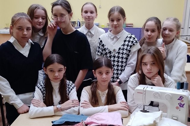 Шестиклассницы сели за швейные машинки, чтобы своими руками сшить необходимое для участников СВО бельё.