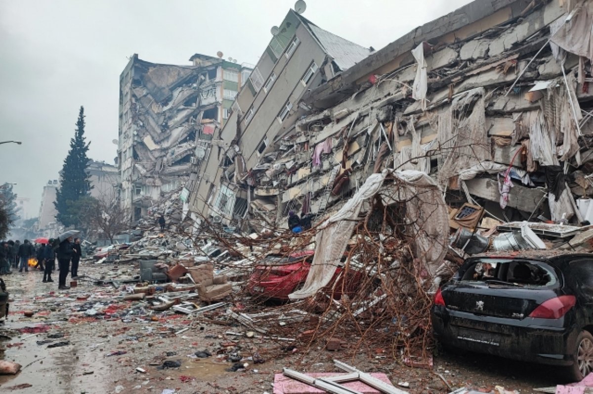 Число жертв землетрясения в Турции увеличилось до 5894
