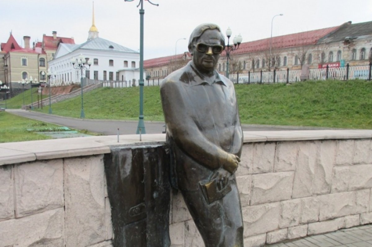 Памятник льву ошанину. Памятник Ошанину в Рыбинске. Памятник л.Ошанину в Рыбинске. Лев Ошанин памятник в Рыбинске.