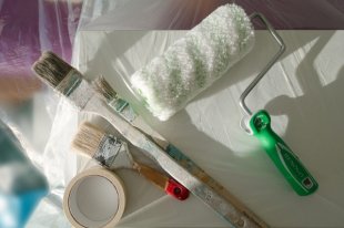 В Губкинском приступили к обновлению и утеплению фасада детского сада «Белоснежка».