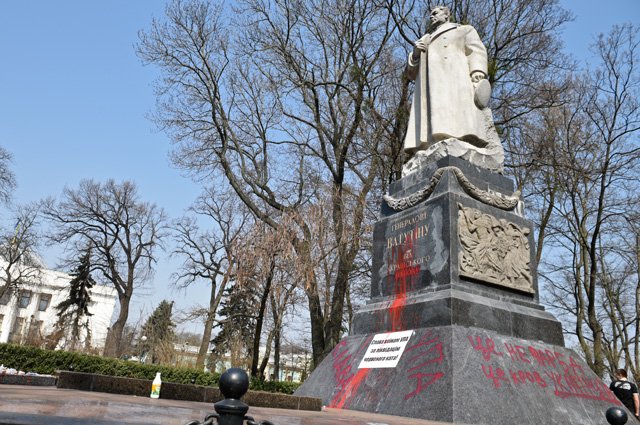 Памятник Николаю Ватутину в Киеве, облитый националистами красной краской