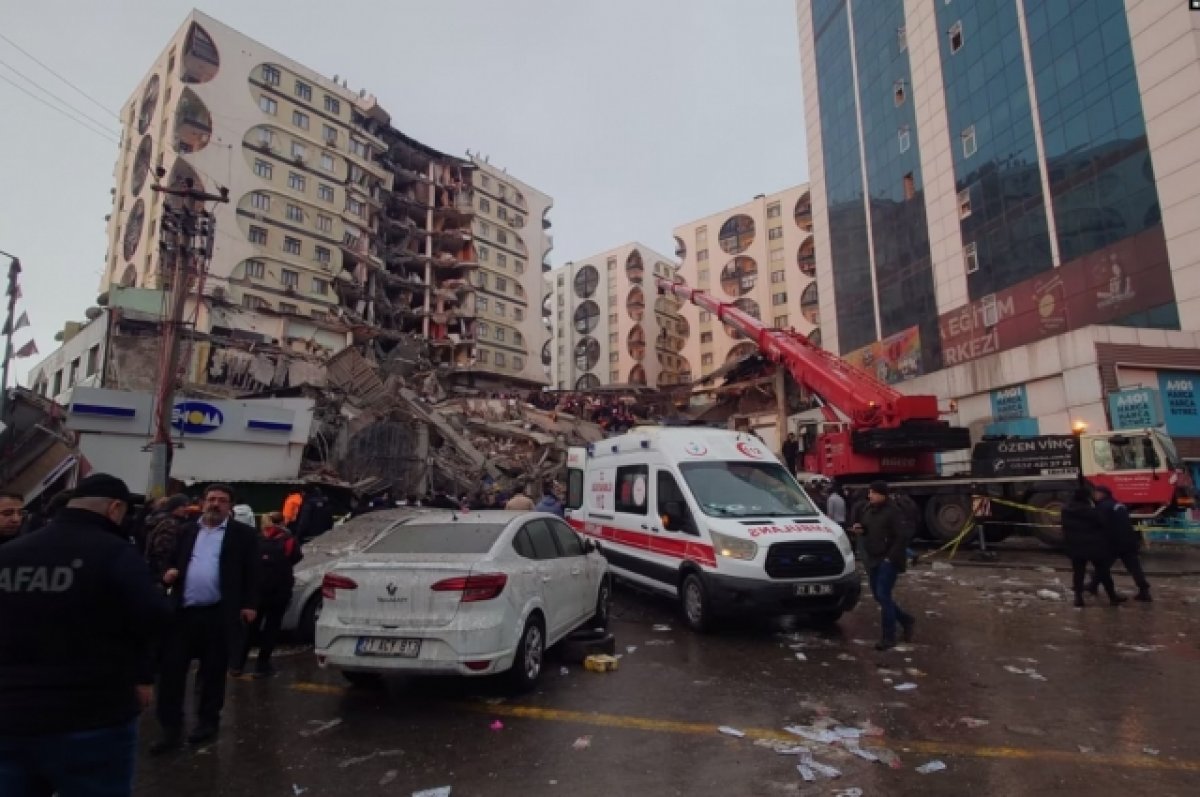 Спасатели извлекли из-под завалов в Турции подростка с попугаем