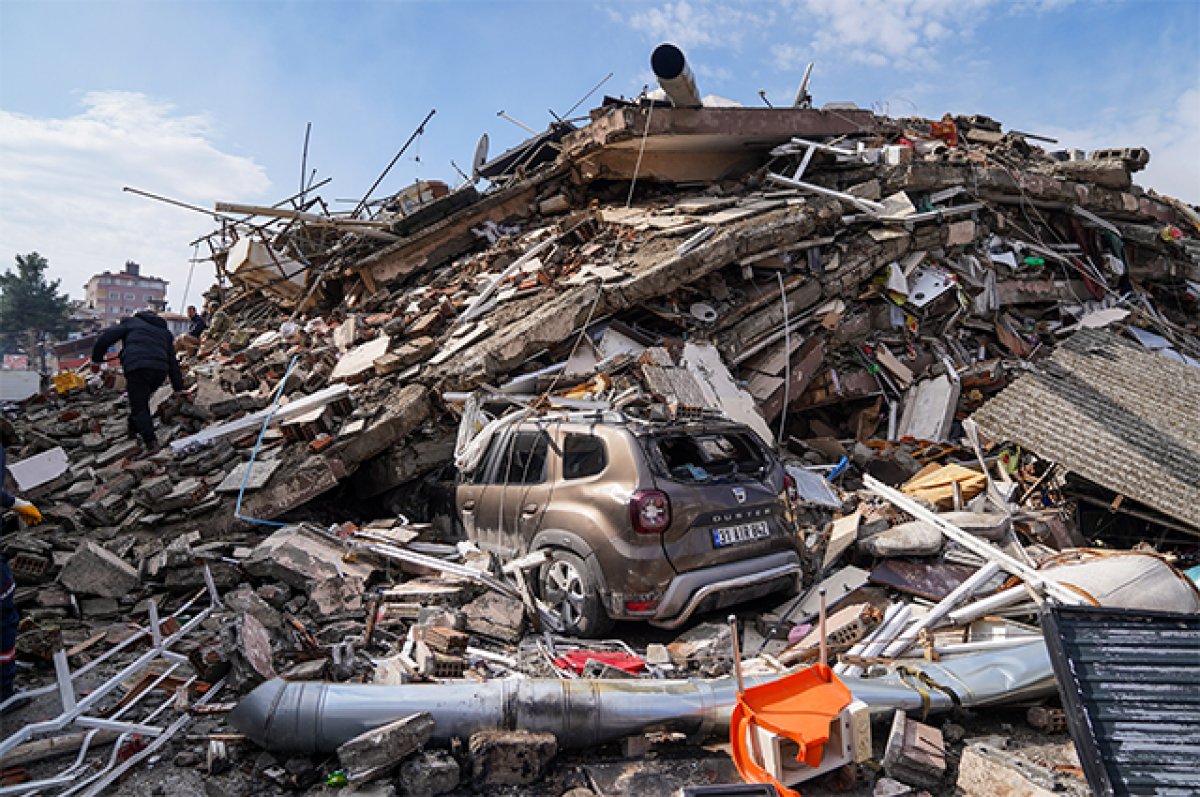 В руинах без помощи. Москвичи остаются под завалами в Турции третьи сутки