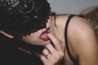 В Бузулуке банда сутенеров превращала попавших в беду девушек в жриц любви.