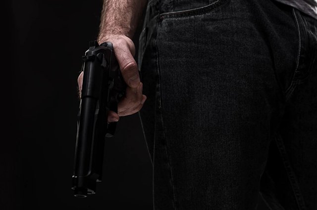 В Медногорске местный житель угрожал газовику пистолетом и ножом