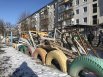 Старые оконные рамы подготовлены для вывоза. Мусор с улиц города вывозят регулярно.