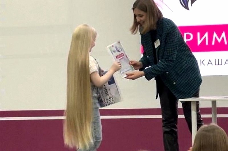 Кире Хозяшевой 8 лет, длина её волос - 110 сантиметров.
