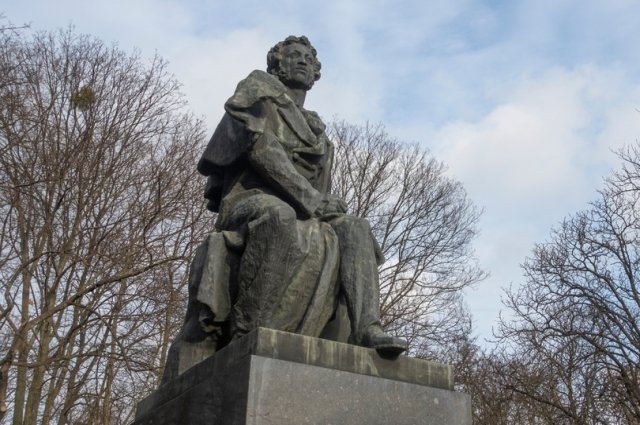 Памятник великому русскому поэту Александру Пушкину в Киеве на Украине. 