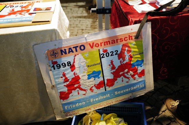 Плакат участников акции протеста против поставок оружия Украине на одной из улиц в Мюнхене.
