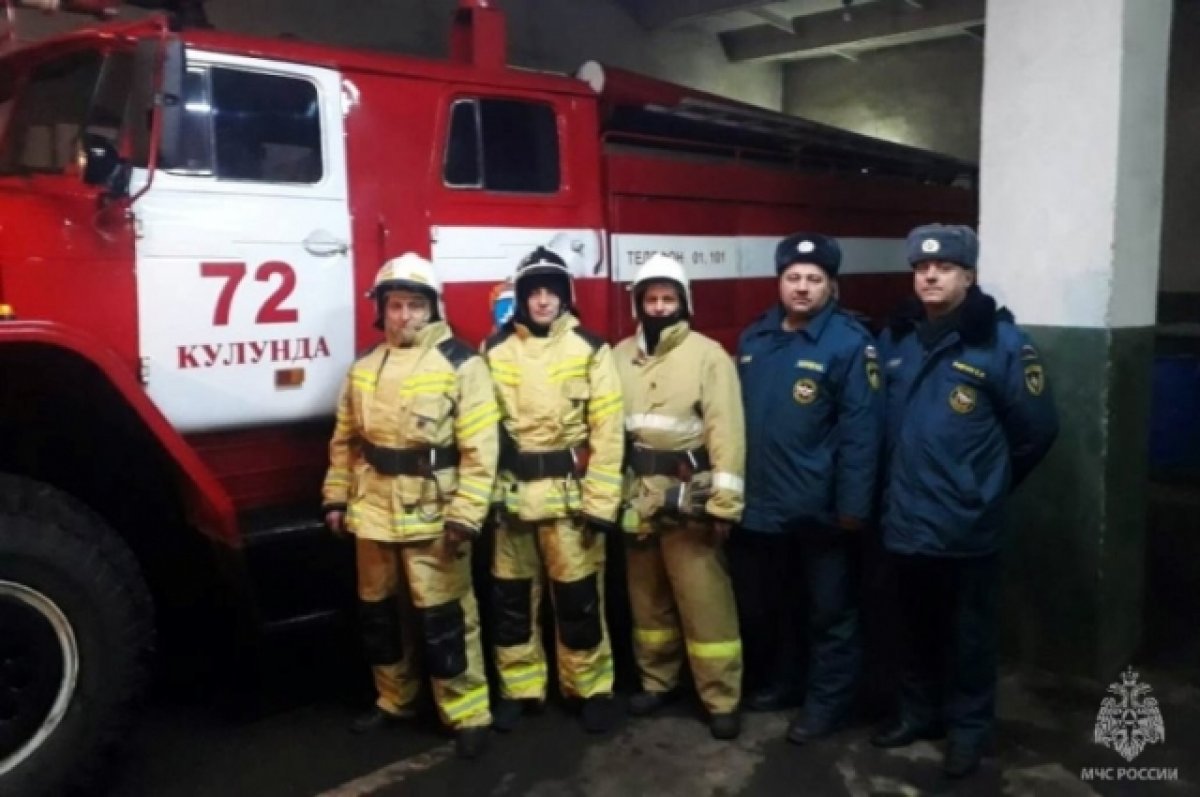 Алтайские пожарные вынесли из горящего дома двоих детей