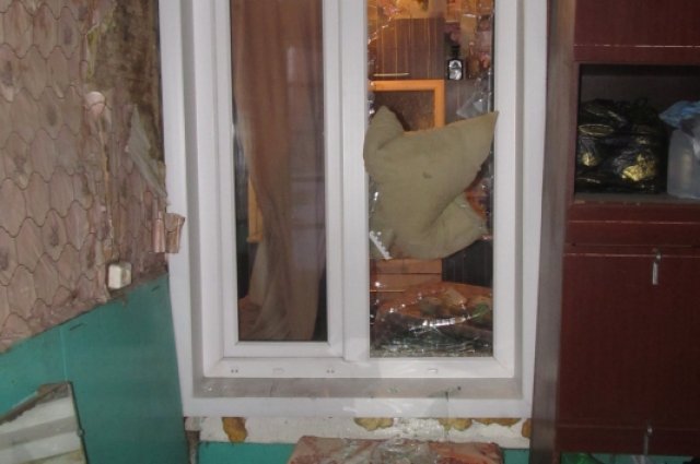 Подозреваемый топором  разбил окно.