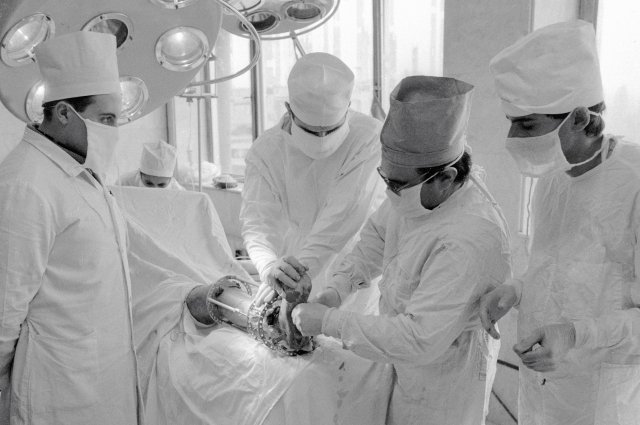 Врачи-хирурги делают операцию пострадавшему во время землетрясения в Армении, 1988 г.