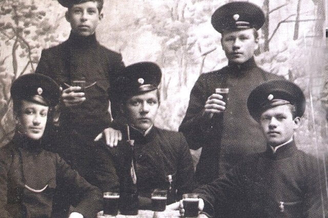 Учащиеся Петрозаводского фельдшерского училища за бутылочкой доброго пивка «Олония». Начало 1910-х. 