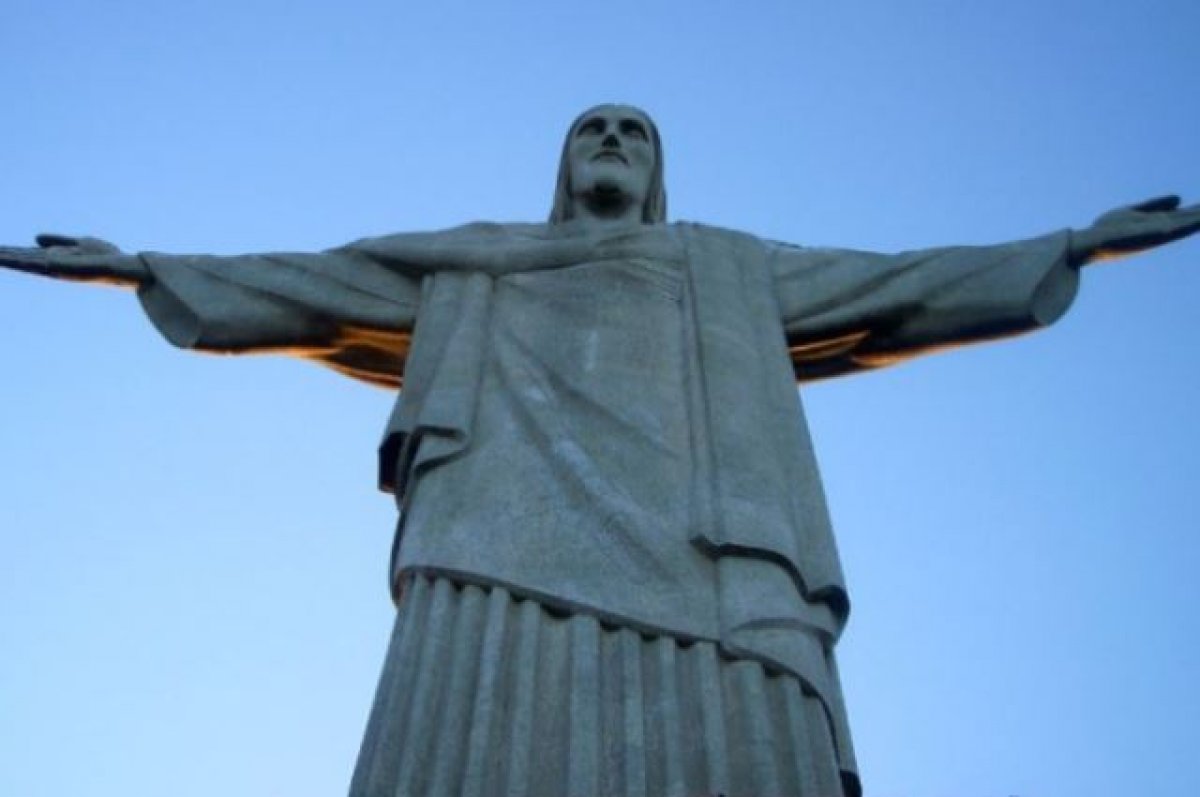 В статую Христа-Искупителя в Бразилии ударила молния