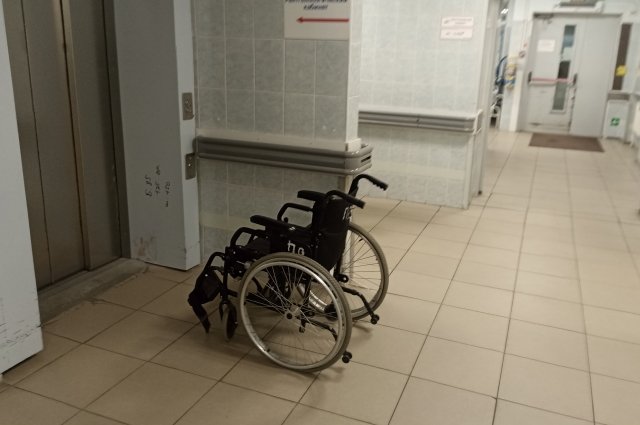 По иску Надымской городской прокуратуры на местную администрацию возложена обязанность обеспечить инвалиду беспрепятственный доступ к жилому помещению.