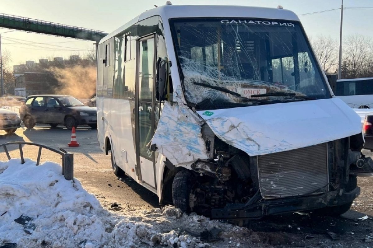В Омске при столкновении трамвая и автобуса пострадали три человека
