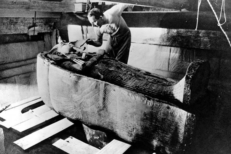 Говард Картер осматривает саркофаг фараона.