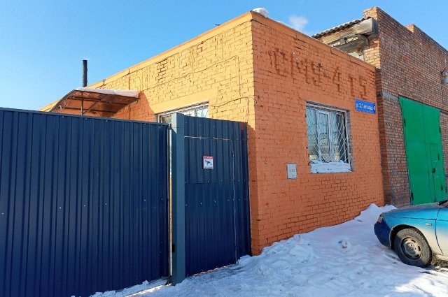 Несмотря на отдаленность от города, вокруг «офиса» расчищен снег, забор – из нового профнастила.