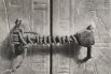 Целые печати на дверях второго внутреннего ковчега свидетельствовали о том, что мумия осталась непотревоженной.