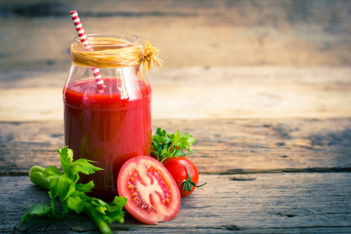 Стакан с витаминами. Для сердечников томатный сок полезнее самих помидоров | Правильное питание | Здоровье | Аргументы и Факты