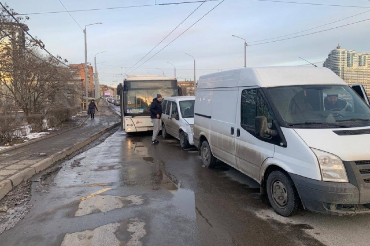Автобус «Лотос» с 30 пассажирами врезался в иномарку в центре Ростова