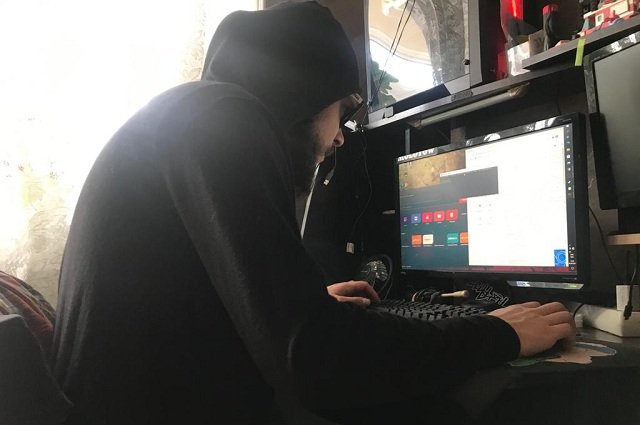 Хакер взломал страницу и начал шантажировать молодую пару.