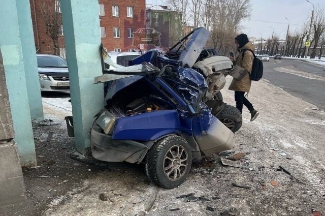 Смятый «ВАЗ» восстановлению не подлежит.