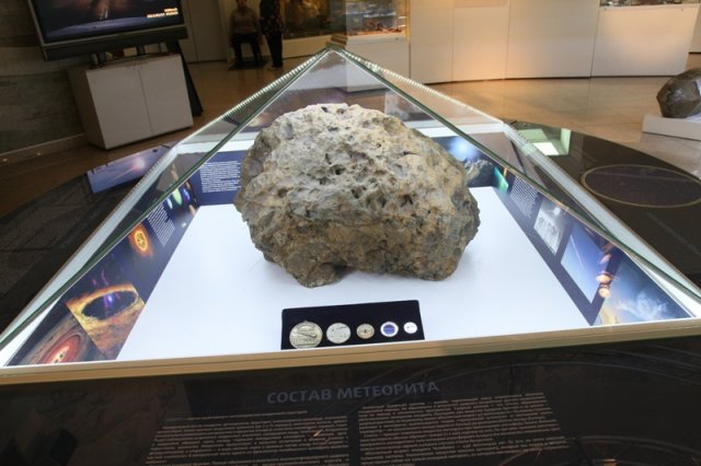 Самый крупный осколок метеорита - весом более полутонны - хранится в музее.