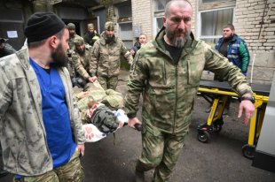 Эвакуация раненого военнослужащего ВС РФ