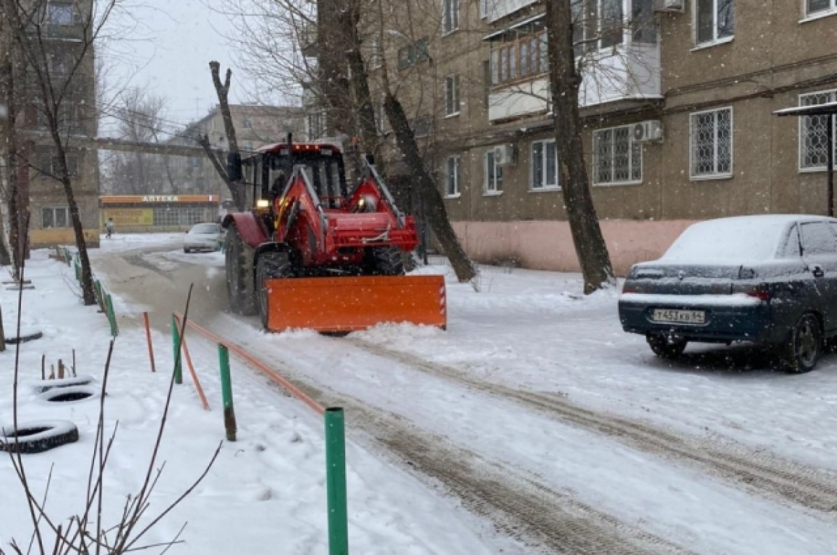 В Энгельсе ведется работа по уборке улиц, дворов и тротуаров от снега | АиФ  Саратов