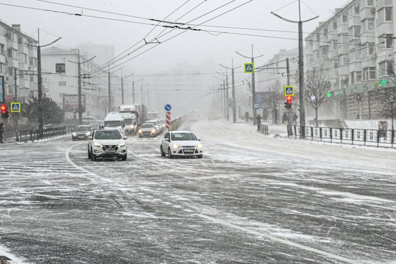 На дорогах Новороссийска из-за гололеда мало машин.