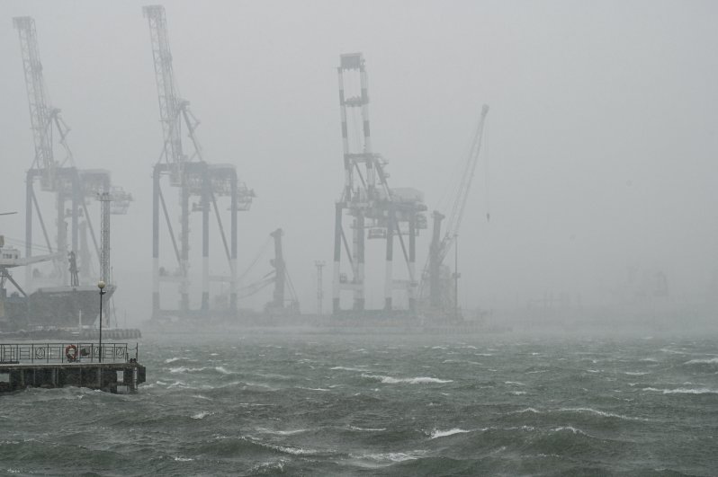 Из-за непогоды в Новороссийске в море бушует шторм. 