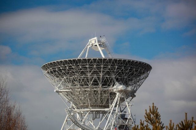 Радиотелескоп РТ-32 радиоастрономической обсерватории «Бадары», расположенной в Тункинской долине в Бурятии.