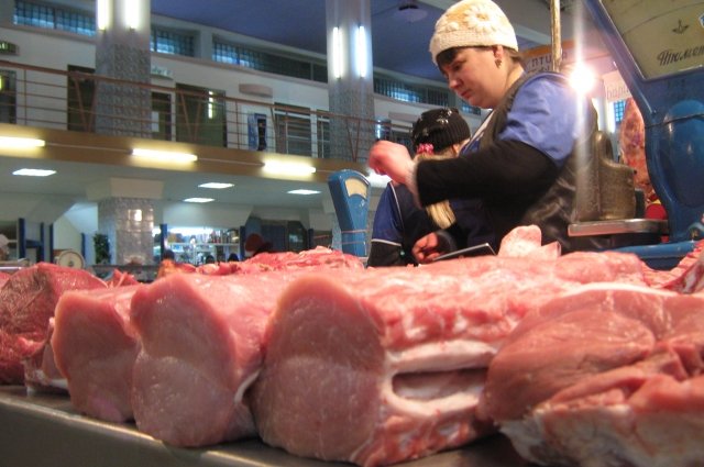 На прилавки оренбургских рынков поставили более 900 кг подозрительного мяса.