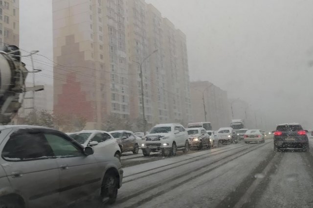 ДТП у театра Камала, возможно, стало причиной огромной пробки на дороге. 