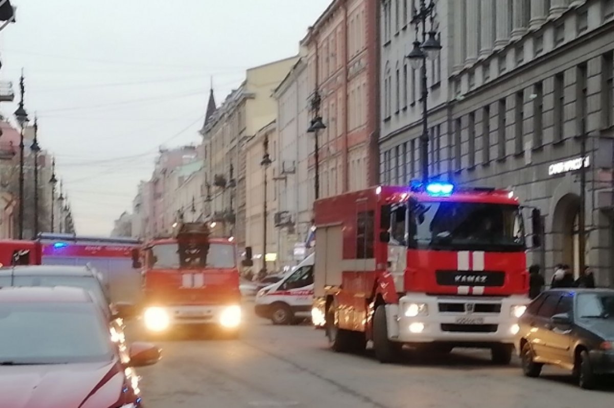 По улице Восстания горел дом, теперь рядом со станцией метро плотная пробка  | АиФ Санкт-Петербург