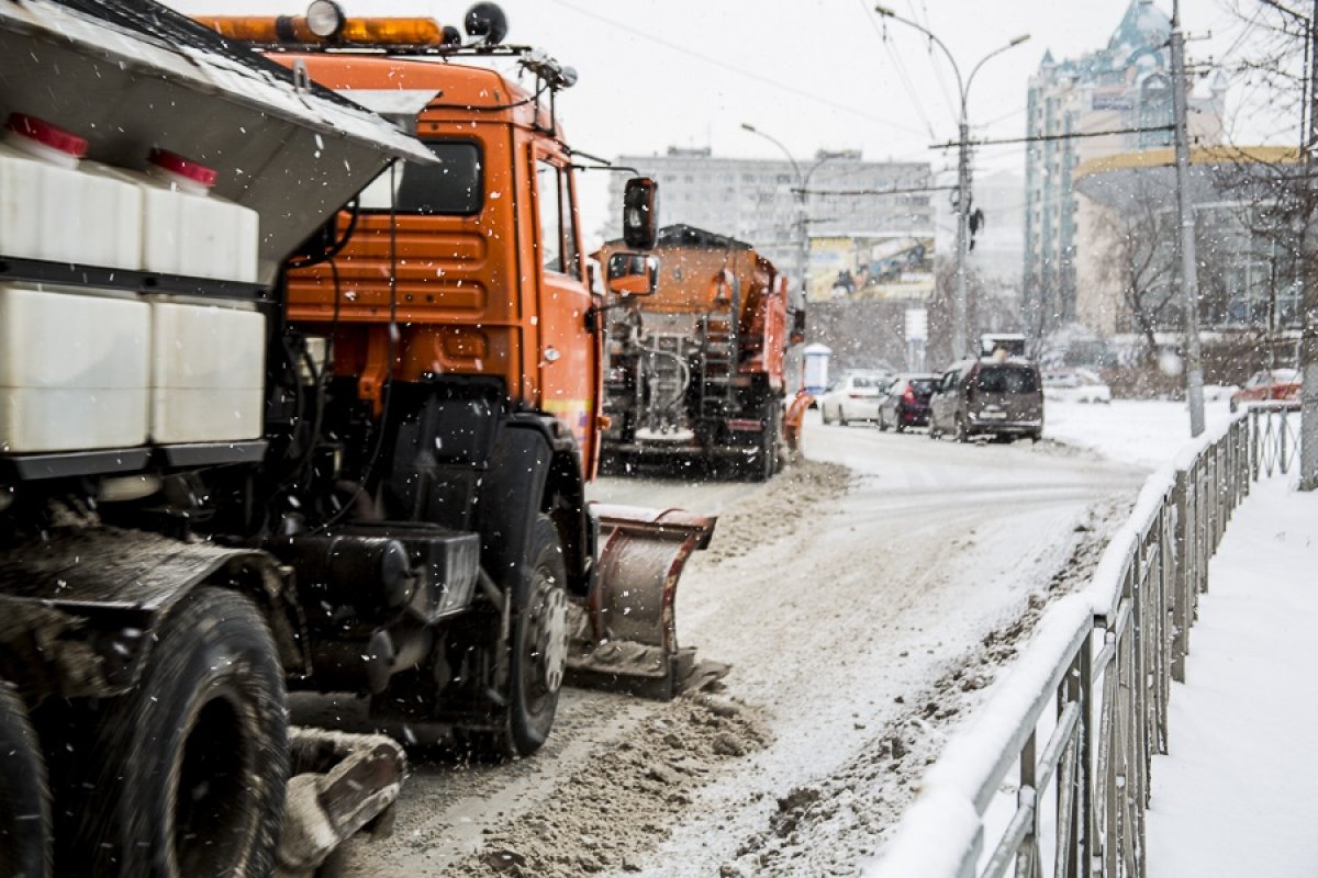 Более тысячи единиц техники вышли на дороги Новосибирской области в снегопад