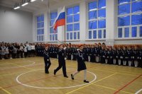 Во время открытия вынесли Флаг России и исполнили гимн страны.